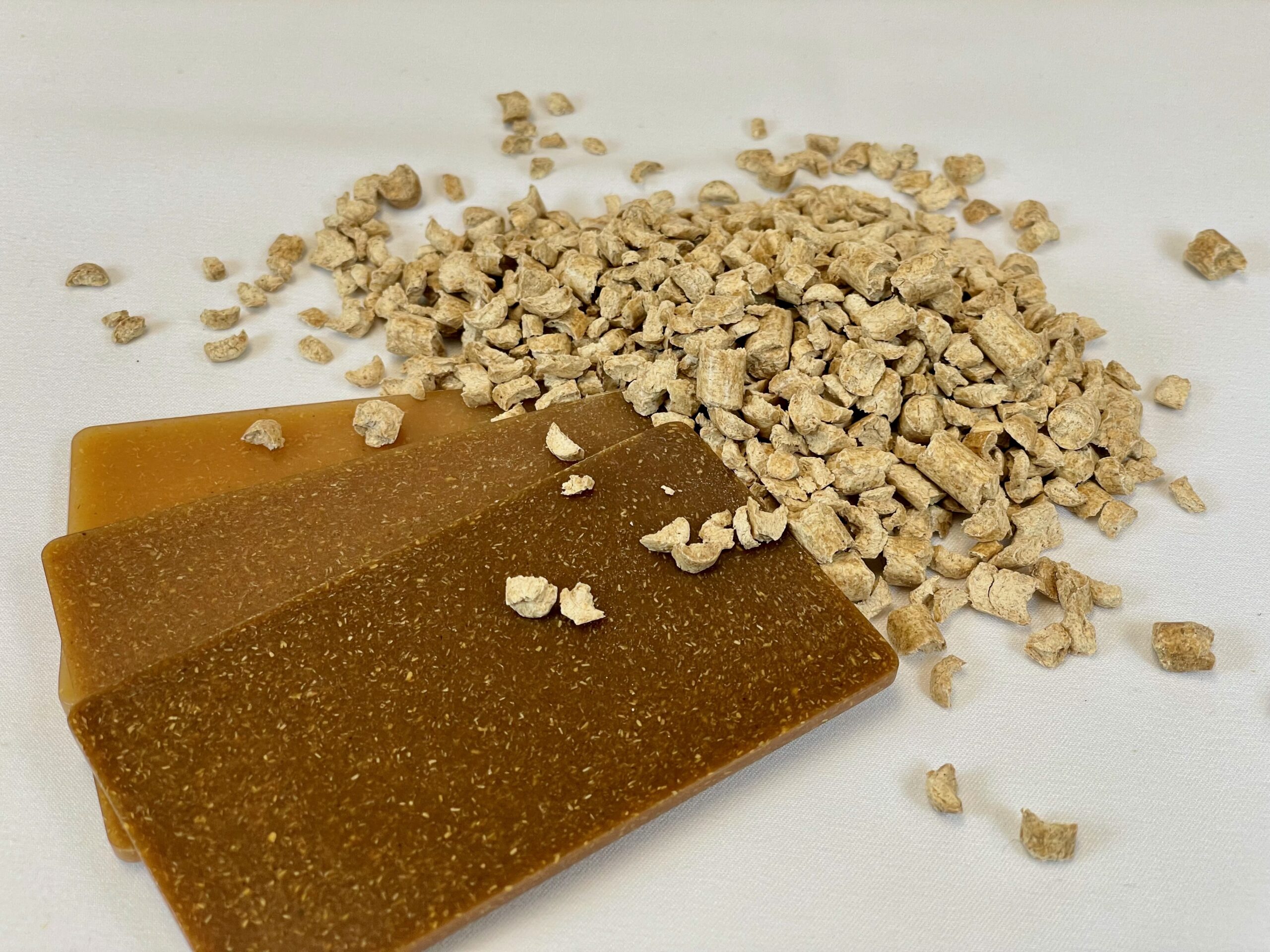 wood flour pellets with bio-plastic plaques